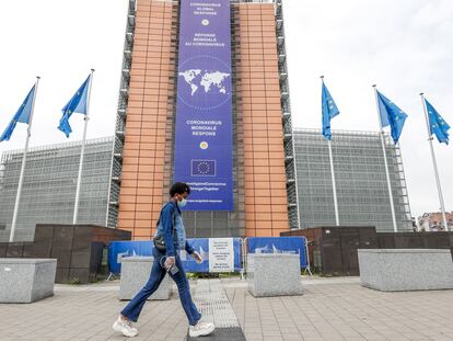 Una mujer camina frente a la sede de la Comisión Europea, este lunes.
