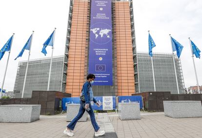 Una mujer camina frente a la sede de la Comisión Europea, este lunes.