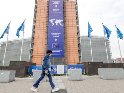 Una mujer camina frente a la sede de la Comisión Europea, este lunes.