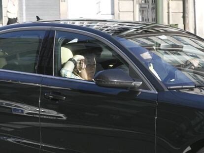 El Valedor do Pobo saliendo en su coche despu&eacute;s de presentar su dimisi&oacute;n