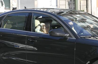 El Valedor do Pobo saliendo en su coche despu&eacute;s de presentar su dimisi&oacute;n