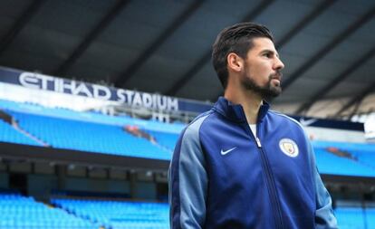 Nolito posa en el Etihad Stadium como nuevo jugador del Manchester City.