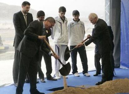 Gallardón y Calderón ponen la primera piedra de la ciudad deportiva de Valdebebas