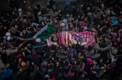 Musulmanes cachemiros cargan con el cadáver de Adil Shiekh, un miliciano local de Hizbul Muyahidín, durante su funeral en Bijbehara, a unos 50 kilómetros al sur de Srinagar, la capital de verano de la parte de Cachemira administrada por la India.