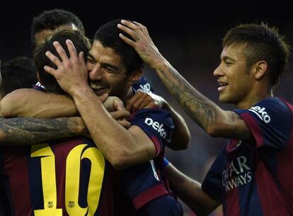 Luis Suárez y Neymar abrazan a Messi en el último partido en el Camp Nou.