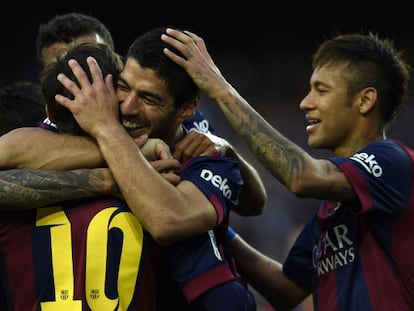Luis Suárez i Neymar abracen Messi en l'últim partit al Camp Nou.
