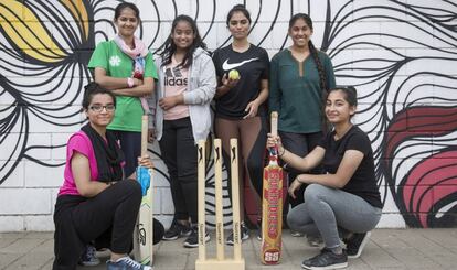 Las jugadoras del equipo Consell de Cent, en el barrio del Poble Sec de Barcelona.