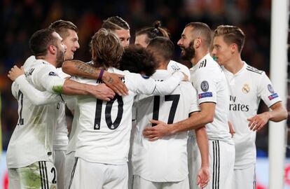 Los jugadores del Real Madrid celebran el segundo gol del partido, anotado por Lucas Vázquez.