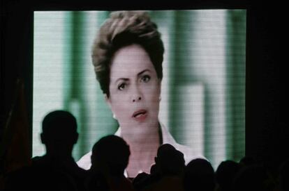 Petistas assistem ao pronunciamento de Dilma, em Brasília.