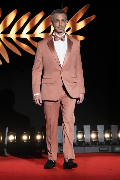El actor estadounidense Jeremy Strong eligió un traje salmón con solapas satinadas.