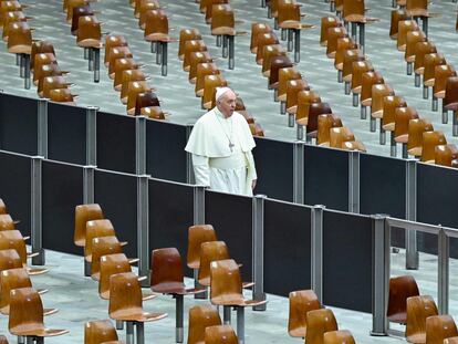 El papa Francisco llega a un encuentro con niños en el Dispensario Pediátrico Santa Marta del Vaticano, este domingo.