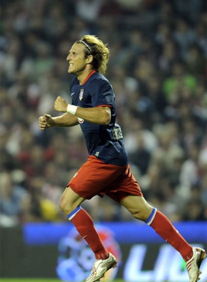 Forlán festeja uno de sus goles del sábado al Athletic.