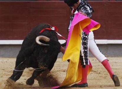 Una verónica de Morante de la Puebla en la corrida de la Beneficencia, ayer en Las Ventas.