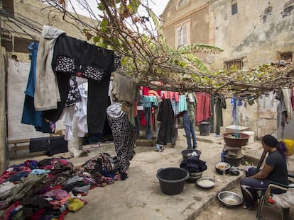 Khoudia Wade cocina y lava ropa en el patio protegido por una parra y un cerezo, ambas especies raras en la isla, que según el patriarca de la casa “trajeron los franceses”. Los patios son espacios de trabajo y de conversación: Khoudia es la encargada de atender las necesidades de la familia porque es la única que no ha proseguido sus estudios hasta la universidad.