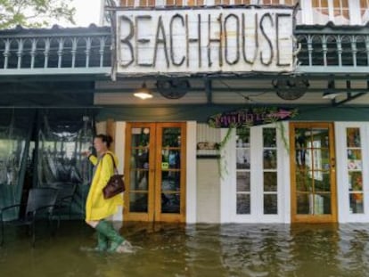 Miles de habitantes de la costa son evacuados de la franja costera. Trump declara el estado de emergencia