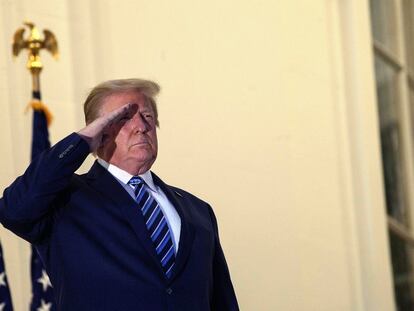 Trump hace el saludo militar en el balcón de la Casa Blanca.