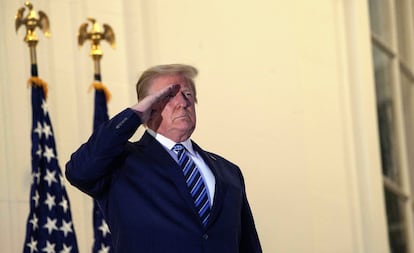 Trump hace el saludo militar en el balcón de la Casa Blanca.