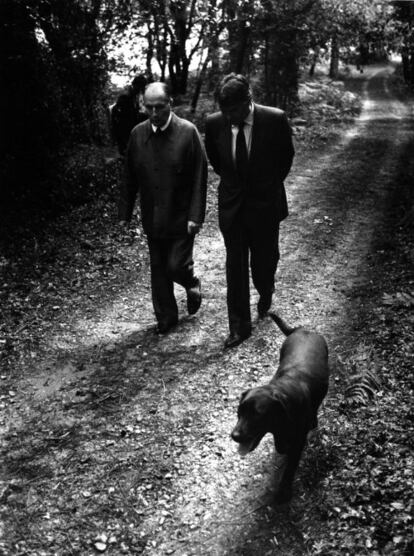 François Mitterrand y Felipe González pasean por la residencia campestre del presidente francés. en agosto de 1983.