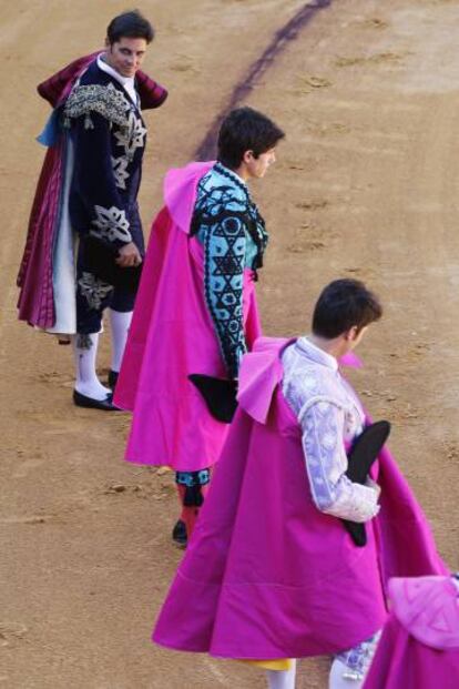 De arriba a abajo, Francisco Rivera Ordoñez 'Paquirri', el francés Sebastián Castella y Cayetano Rivera, salen al ruedo en Ronda.