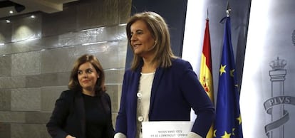 La vicepresidenta del Gobierno, Soraya S&aacute;enz de Santamar&iacute;a, y la ministra de Empleo, F&aacute;tima B&aacute;&ntilde;ez.