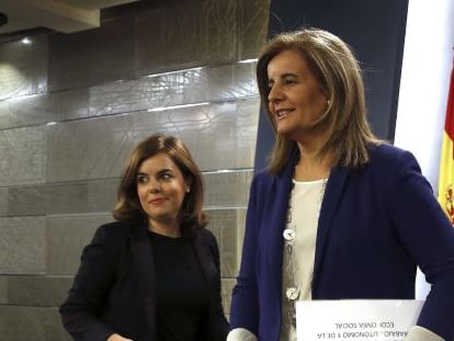 La vicepresidenta del Gobierno, Soraya S&aacute;enz de Santamar&iacute;a, y la ministra de Empleo, F&aacute;tima B&aacute;&ntilde;ez.