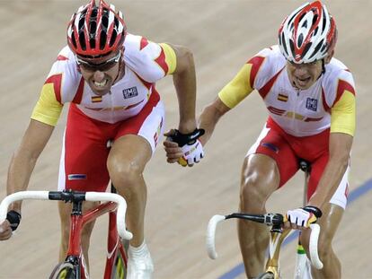 Toni Tauler, a la izquierda, da el relevo a Joan Llaneras, ayer en la prueba de madison.