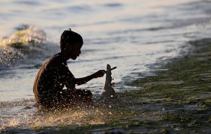 Un niño juega en una playa de Filipinas .