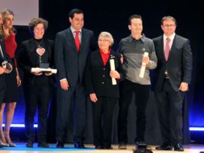 La Princesa de Asturias, junto al lehendakari en funciones Patxi López, y los galardonados con los premios al Voluntariado.