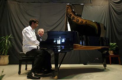 El pianista judío Daniel Barenboim interpreta junto al palestino Salim Aboud, de 25 años, una sonata de Brahms en el Friends Boys School.