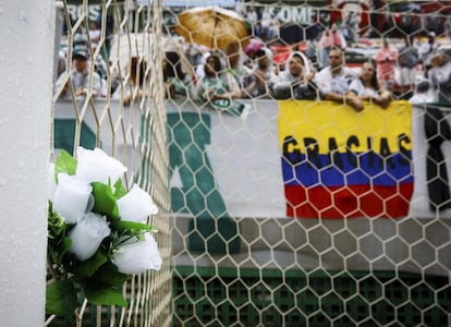 Admiradores da Chape levam bandeira da Colômbia com os dizeres: Gracias (obrigada) em agradecimento às homenagens prestadas por colombianos às vítimas brasileiras da tragédia. 