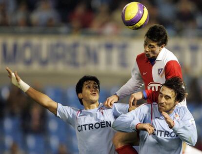 El jugador Torres del Atlético de Madrid salta entre Lequi y Canobbio del Celta, durante el partido jugado en el estadio de Balaidos, el 14 de enero de 2007.