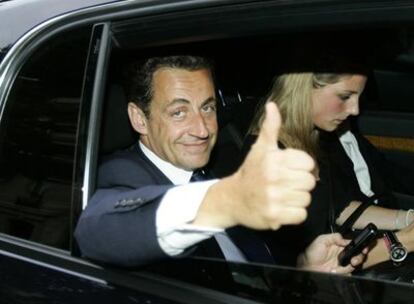 Sarkozy se dirige emocionado al teatro donde le esperaban sus seguidores tras conocer su victoria.