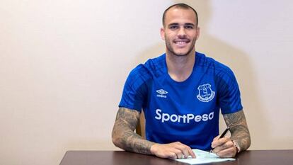 Sandro firma su contrato con el Everton.