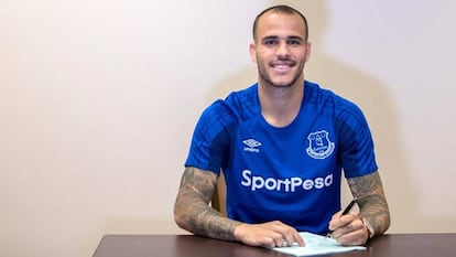 Sandro firma su contrato con el Everton.