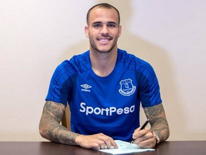 Sandro firma su contrato con el Everton.