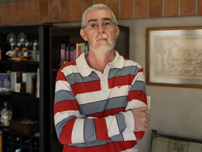 Daniel Vera en su casa de Córdoba, Argentina.