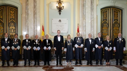 El rey Felipe (centro) preside el acto de apertura del año judicial con un Consejo General del Poder Judicial renovado tras más de un lustro de bloqueo.
