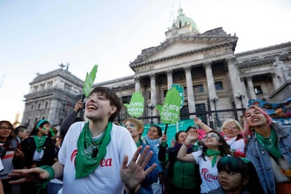 Partidarias de la legalización del aborto, este martes frente al Congreso argentino.