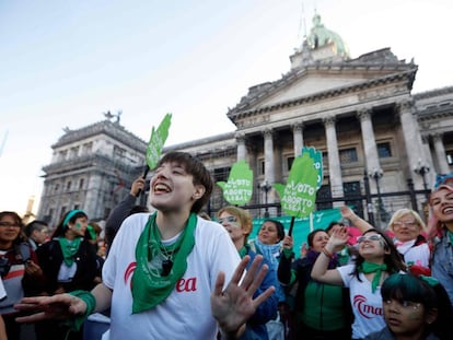 Partidarias de la legalización del aborto, este martes frente al Congreso argentino.