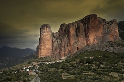 "Entre otros accidentes del panorama, quedaron profundamente grabados en mi retina: los gigantes Mallos de Riglos, semejantes a columnatas de un palacio de titanes". Así describió Santiago Ramón y Cajal en 'Recuerdos de mi vida' este monumento natural de la provincia de Huesca. Las paredes verticales de 300 metros de altura que surgen de repente son un atractivo para escaladores y montañeros. A sus pies, el pequeño pueblo de Riglos y el río Gállego con sus afluentes. El centro de interpretación de aves permite al visitante observar milanos reales, águilas, alimoches y buitres.