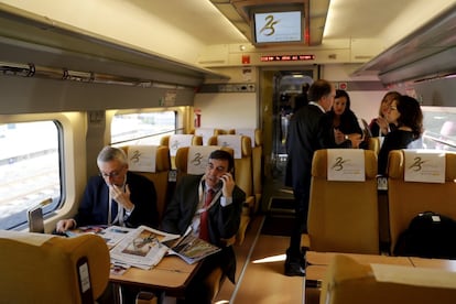 Los trenes AVE de Renfe llevarán a partir de ahora nombres de "grandes personajes" de la historia de España, según anunció el presidente del Gobierno, Mariano Rajoy, con ocasión de la conmemoración de los 25 años de la Alta Velocidad. En la imagen, varios pasajeros durante el viaje a Sevilla.