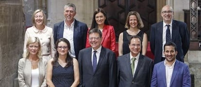 El presidente de la Generalitat, Ximo Puig, en el centro, con sus consejeros tras prometer el cargo.