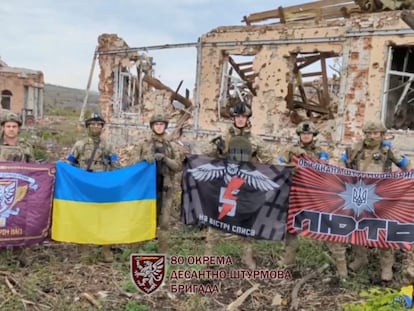 Soldados ucranios, en la localidad liberada de Klishchiivka, muy cerca de Bajmut (este de Ucrania).