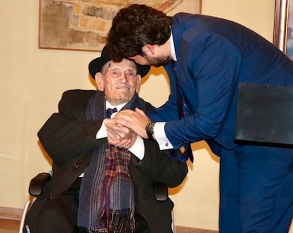 El trovero Juan Tudela Piernas, ‘El tío Juan Rita’ junto al presidente de Murcia, Fernando López Miras.