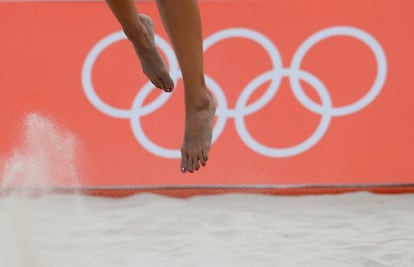 La canadiense Heather Bansley salta durante el partido de voleibol playa.