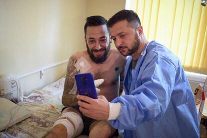 El presidente ucranio, Volodímir Zelenski, se hace una foto junto al soldado español Juan, en el hospital de Ucrania donde se repone de sus heridas.