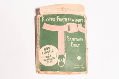Cinturón menstrual comercializado en Norteamérica en las décadas de los 30 y 40. Se empleaba para mantener las almohadillas menstruales en posición antes de que llevaran cintas adhesivas. (Joshua Yospyn/Getty Images)