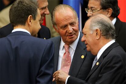 El presidente chileno Ricardo Lagos (dcha.) charla con Don Juan Carlos y José Luis Rodríguez Zapatero (de espaldas).