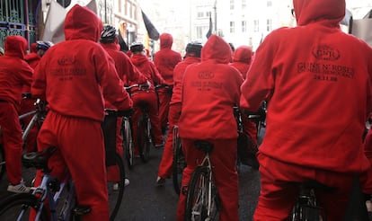 Una de las carísimas estrategias de promoción de 'Chinese Democracy': ciclistas vestidos de rojos llevando los discos a las tiendas de Londres.