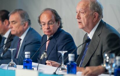 Consejo de Colonial este jueves en la junta de accionistas. Desde la izquierda, Carlos Fernández, maximo accionista; Pere Viñolas, consejero delegado, y Juan José Brugera, presidente.